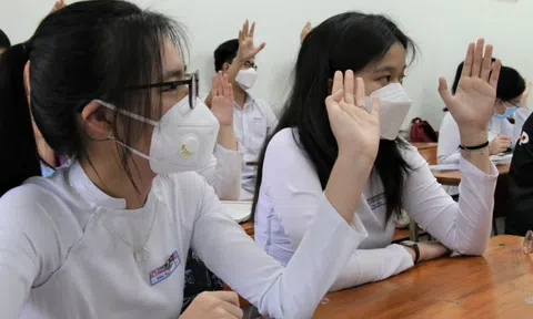 Ảnh: Học sinh lớp 12 ở Đà Nẵng hào hứng trong ngày đầu đến trường sau kỳ "nghỉ hè" dài hơn nửa năm