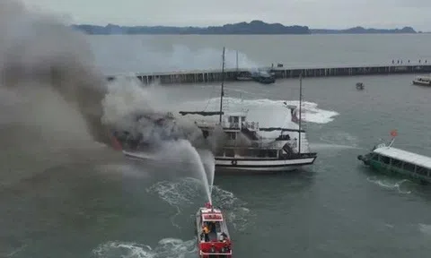 Hai tàu du lịch bốc cháy dữ dội trên vịnh Hạ Long