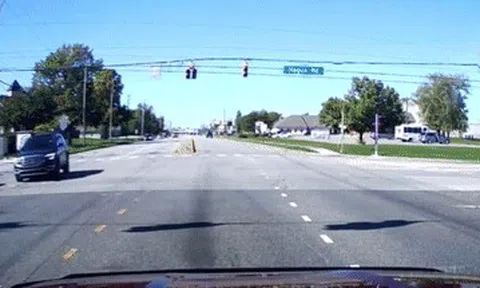 Vượt đèn đỏ, ô tô SUV bị húc bay lên mũi xe khácicon