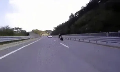 Chạy tốc độ cao đánh võng trước mũi ô tô, xe mô tô nhận kết đắngicon