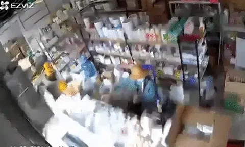 Clip: Khoảnh khắc chủ tiệm thuốc thú y thoát chết thần kỳ khi ô tô lao thẳng vào
