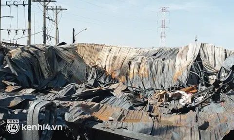 Ảnh: Hiện trường xưởng gỗ 1.000m2 bị đổ sập trong biển lửa, nhiều nhà dân bị cháy hư tường