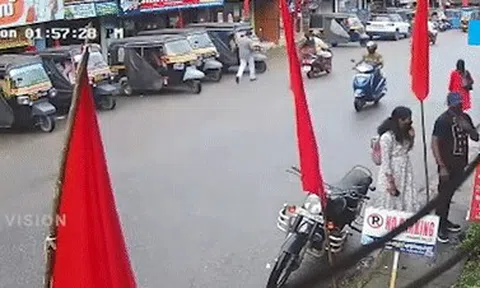 Bất ngờ lao ra đường, tuk tuk khiến ô tô mất lái đâm vào cửa hàngicon