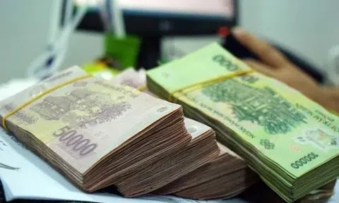 Đang chở cháu đi học, người đàn ông nhặt được bọc tiền 400 triệu đồng