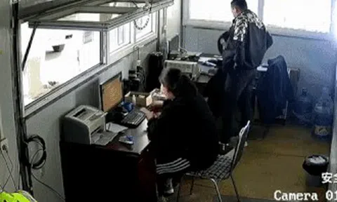 Xe tải tông đổ trạm đăng kiểm khiến nữ nhân viên phải nhập việnicon