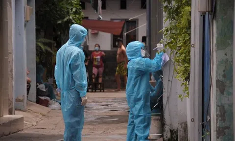 Hà Nội cách ly F1 tại nhà: Dân xin nhờ nhà vệ sinh hàng xóm, y tế chóng mặt