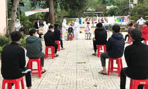 Lấy mẫu xét nghiệm toàn trường sau khi một học sinh lớp 9 nhiễm Covid-19