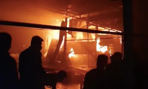 CLIP: Lửa bao trùm khu chợ ở Đắk Nông trong đêm