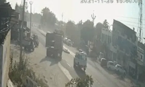 Xe buýt vượt ẩu, mất lái rồi lật nghiêng trên đườngicon