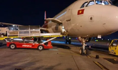 NÓNG: Hai máy bay va chạm tại sân bay Nội Bài