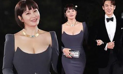 Kim Hye Soo gây chú ý thảm đỏ Rồng Xanh 2021 với vòng một gợi cảm