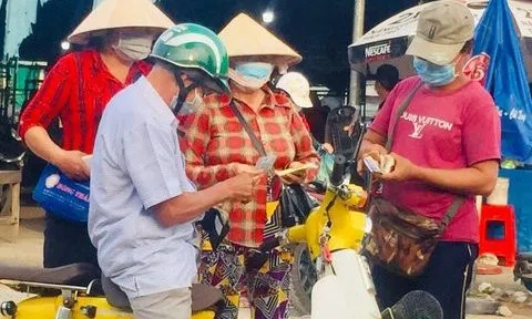 Vĩnh Long: Thị xã Bình Minh tạm dừng bán hàng rong, vé số dạo