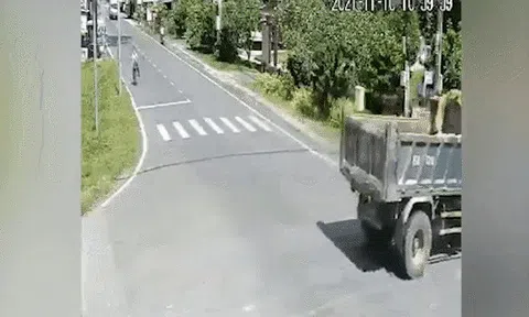 Xe tải tông thẳng xe cấp cứu chở bệnh nhân Covid-19 giữa ngã tư