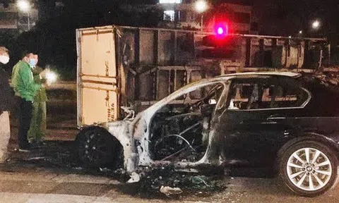 BMW bốc cháy sau cú va chạm kinh hoàng với xe tải ở Hà Nội