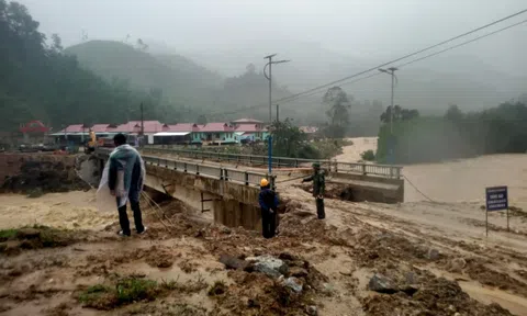 Quảng Nam: Mưa lớn sạt lở nhiều nơi, thót tim cảnh khiêng xe máy vượt lũ dữ