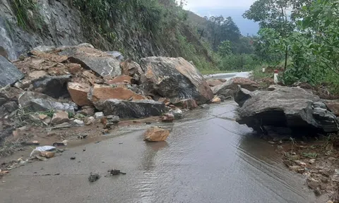 Quảng Nam: Kinh hoàng tảng đá hàng chục tấn lăn từ trên xuống rồi vỡ tung
