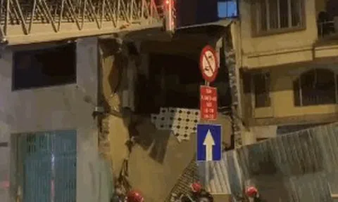 CLIP: Nhà mặt tiền ở TP HCM sập bất ngờ, giải cứu 5 người thoát nạn