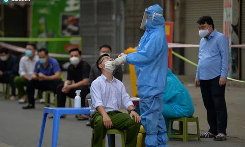 Hà Nội: Rào chắn một phần đường La Thành, lấy mẫu xét nghiệm Covid-19 cho người dân