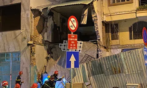 TP.HCM: Sập nhà 2 tầng trên đường Võ Văn Kiệt, 3 người mắc kẹt trong đống đổ nát