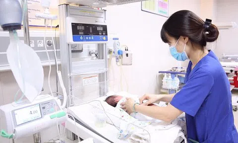 23 ngày sau khi sinh, bé gái mắc bệnh hiểm khiến toàn bộ ruột non nằm trên... phổi