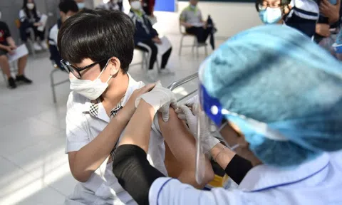 Hà Nội tiêm vắc xin COVID-19 cho học sinh lớp 7, 8