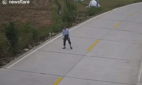 Tránh ô tô đi ẩu, người đàn ông bay cả dép xuống ruộngicon