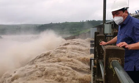 Đồng loạt xả lũ, miền Trung ngập nặng