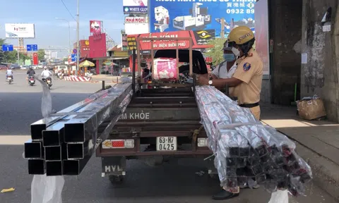 CLIP: Chủ xe 3 bánh ở TP HCM "mếu máo" khi bị CSGT "vịn" vào sáng 1-12