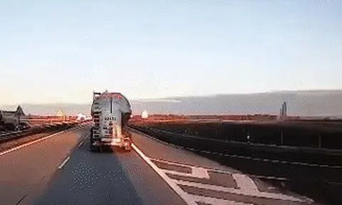 Va chạm với xe tải, xe bồn bị 'lìa đầu' trên đường cao tốcicon