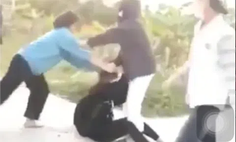 3 nữ sinh túm tóc đấm, đá bạn gái dã man, nhiều người chứng kiến không ai can ngăn