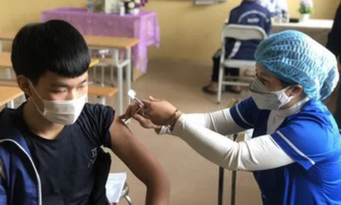 NÓNG: Nhiều quận ở Hà Nội tạm dừng tiêm vắc-xin Covid-19 cho trẻ em