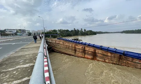 Khánh Hòa: Sà lan mắc kẹt, đứt toàn bộ ống nước tuyến Bắc Nha Trang, cầu Hà Ra bị đe dọa