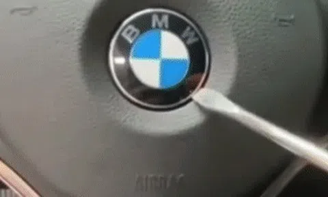 Nghịch dại cạy logo ở vô lăng, thanh niên khiến BMW bung túi khíicon