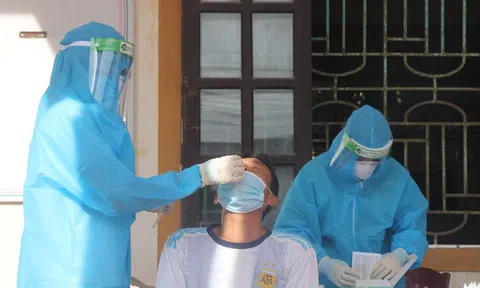 Đau họng đến trạm y tế test nhanh, hai vợ chồng dương tính SARS-CoV-2