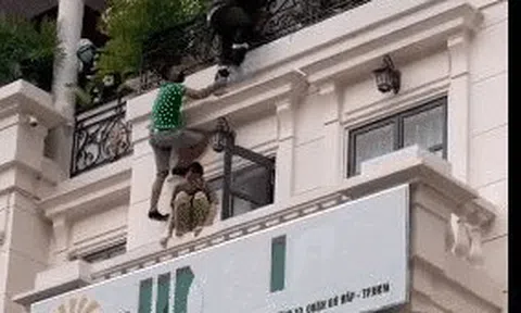 "Nghẹt thở" cảnh giải cứu cô gái định nhảy lầu tự tử ở Sài Gòn