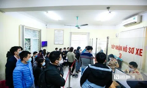 Hà Nội: Đông nghịt người đi đăng ký xe ô tô, phớt lờ khuyến cáo 5K