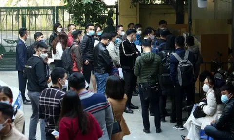 "Biển người" đổ về gây tình trạng lộn xộn tại các điểm đăng ký xe ở Hà Nội