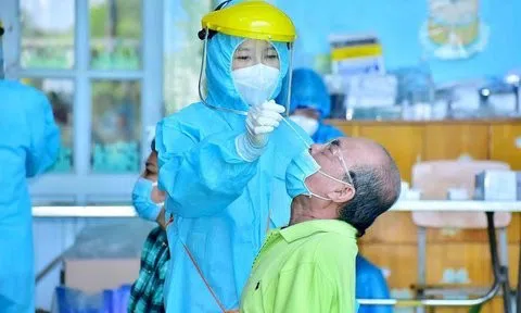 Vĩnh Long: Các lực lượng tuyến đầu chống dịch được tiêm vắc-xin mũi 3