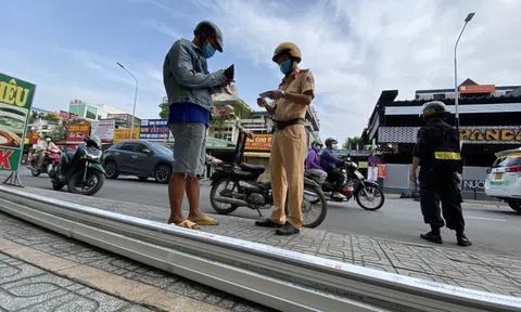 CLIP: Cận cảnh CSGT truy quét xe máy "làm xiếc" trên đường ở TP HCM