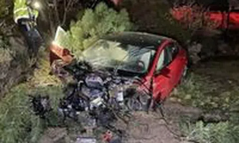 Chạy quá tốc độ, Tesla Model S phi qua hàng rào nát đầuicon