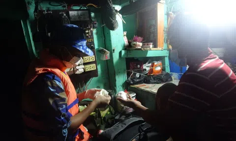 Cảnh sát biển vùng 4 kịp thời cứu ngư dân gặp nạn trên biển