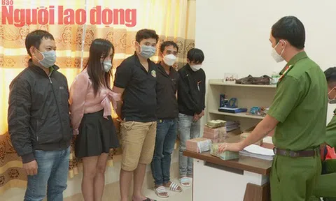 Dàn cảnh cướp gần 1 tỉ đồng trước ngân hàng