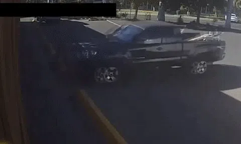 Bán tải đâm xuyên qua siêu thị mini gây hiện trường đổ náticon