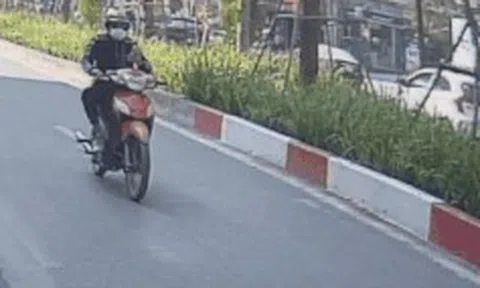 Người đàn ông mải mê dùng điện thoại đi làn BRT như chỗ không ngườiicon