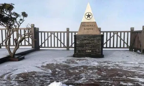 Lào Cai: Sương muối phủ trắng đỉnh Fansipan