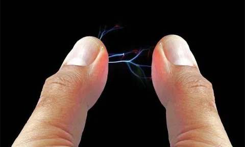 Sợ hãi vì toàn thân 'phát ra điện', bác sĩ lý giải vì sao?