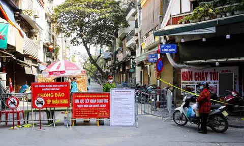Cận cảnh phong toả một phố cổ Hà Nội, đưa F0 đi điều trị