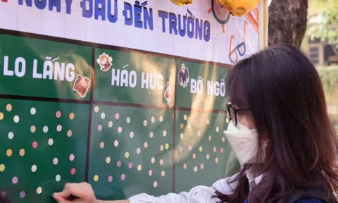 Hàng ngàn học sinh lớp 12 của Hà Nội đi học trực tiếp sau nhiều tháng nghỉ dịch