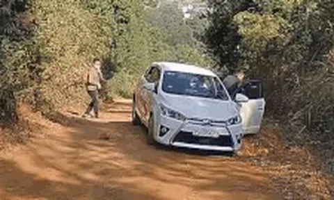 Tài xế bất lực nhìn Toyota Yaris trượt dốc vỡ tan nát ở Chương Mỹicon