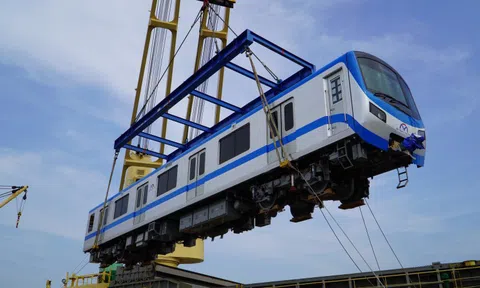 CLIP: Cận cảnh nâng, đặt đoàn tàu số 8 của metro số 1 sáng 7-12